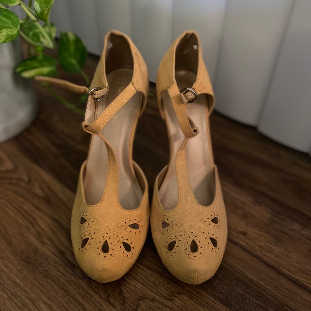 Yellow ankle-strap heel